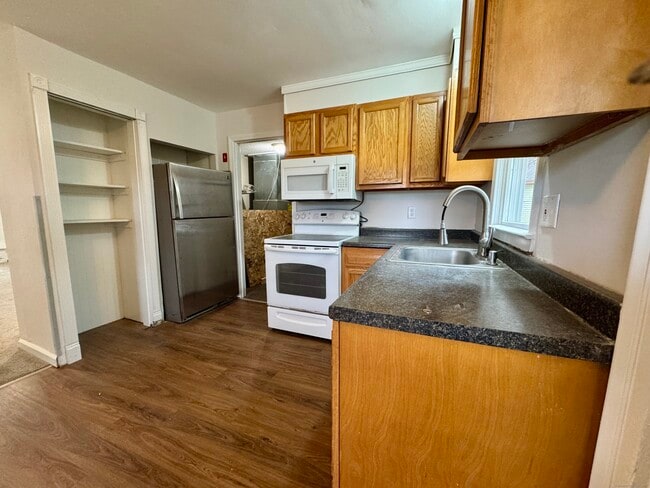 356 A Ct in Suffield, CT - Building Photo - Building Photo