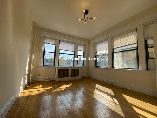 223 Saint Paul St, Unit 2 in Brookline, MA - Foto de edificio - Building Photo