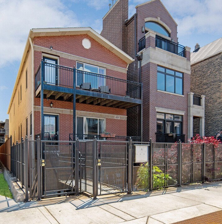 1327 W Walton St in Chicago, IL - Building Photo