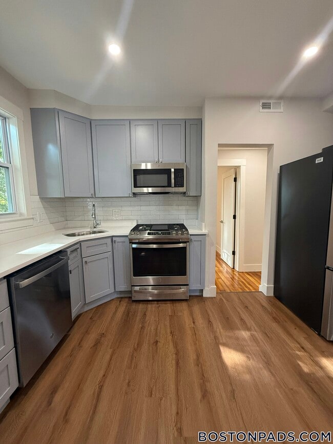 147 E Cottage St in Boston, MA - Building Photo - Building Photo
