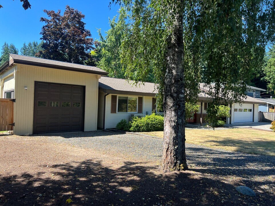 15667 SE 24th St in Bellevue, WA - Building Photo