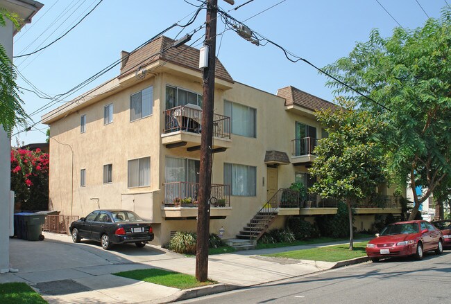 560 N Kings Rd in Los Angeles, CA - Building Photo - Building Photo