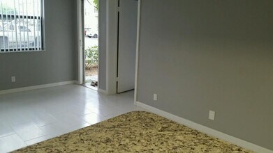 738 Executive Center Dr in West Palm Beach, FL - Building Photo - Building Photo