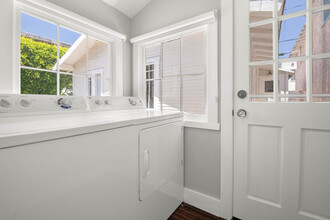 1047 9th St in Santa Monica, CA - Building Photo - Interior Photo