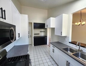 80 N Lucas Ct in Thousand Oaks, CA - Foto de edificio - Building Photo