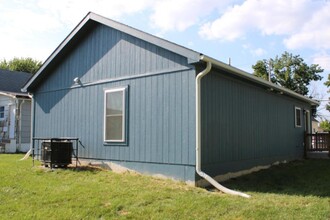 305 E Short Ave in Independence, MO - Foto de edificio - Building Photo