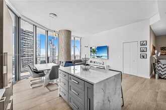 45 SW 9th St, Unit 4501 in Miami, FL - Building Photo - Building Photo