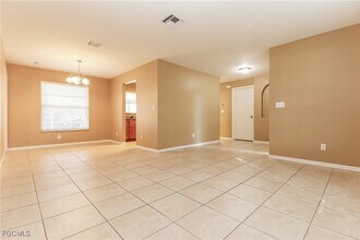 15619 Sunny Crest Ln in Ft. Myers, FL - Foto de edificio - Building Photo