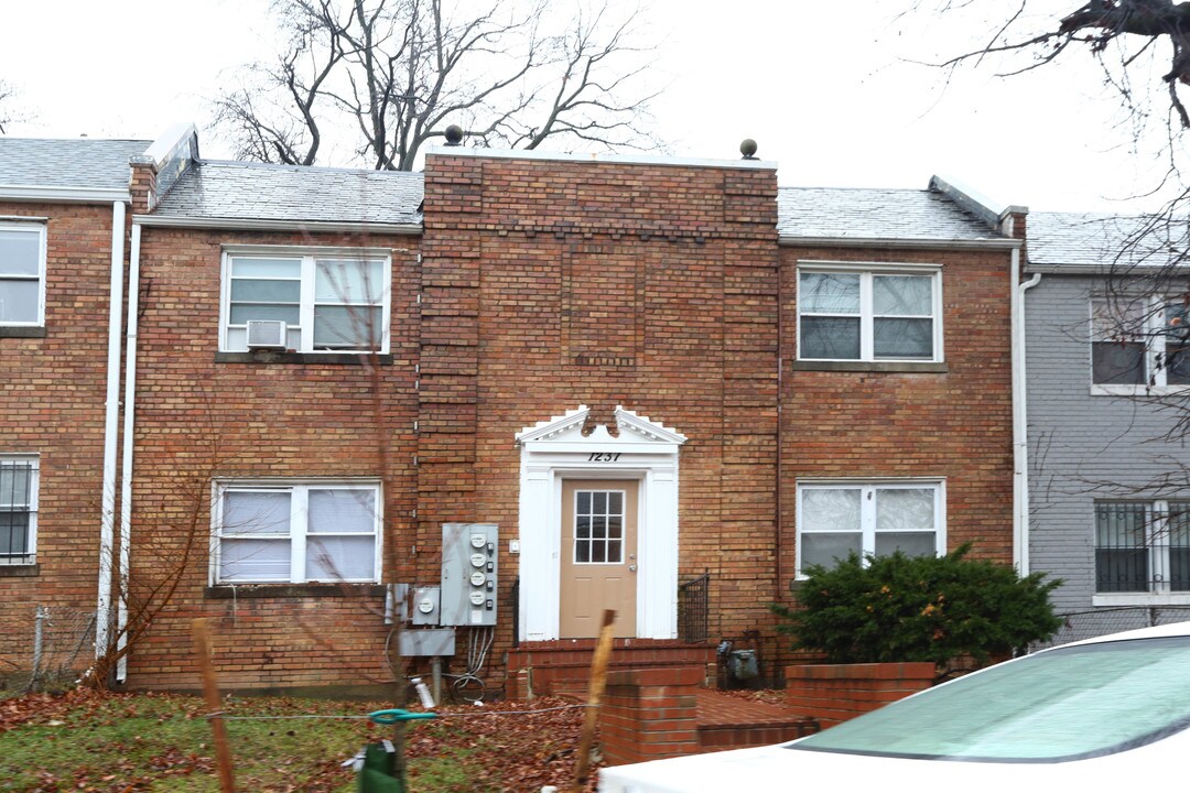 1237 Raum St Ne in Washington, DC - Building Photo
