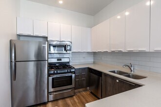 2700 W North Ave in Chicago, IL - Building Photo - Building Photo