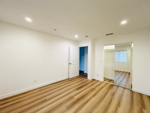 12717 Bradley Ave in Sylmar, CA - Foto de edificio - Building Photo