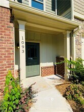 1093 N Village Dr in Decatur, GA - Building Photo - Building Photo