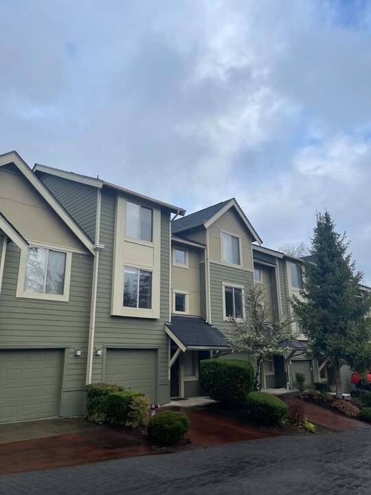 414 NW Pebble Ln in Issaquah, WA - Building Photo