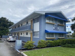1642 NE 127th St in North Miami, FL - Foto de edificio - Building Photo