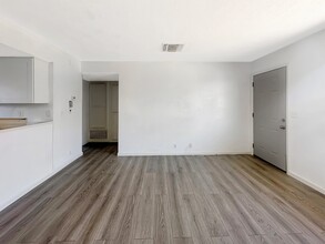 201 S Sunset St-Unit -C in Ridgecrest, CA - Foto de edificio - Building Photo