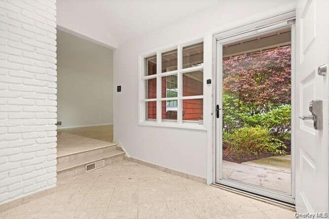 93 Seton Dr in New Rochelle, NY - Building Photo - Building Photo