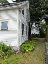 41 Narragansett Ave-Unit -A in Jamestown, RI - Foto de edificio - Building Photo