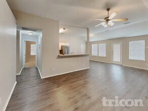 1584 Sandhurst Dr in Waxahachie, TX - Foto de edificio - Building Photo