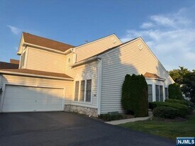 43 Mulberry Ct in Paramus, NJ - Building Photo