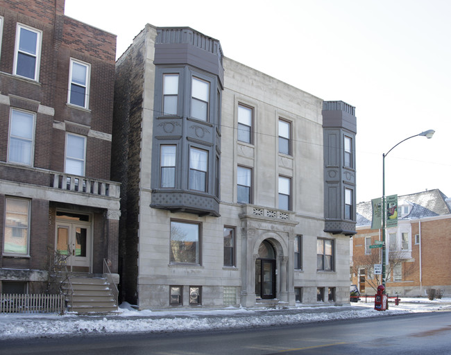 857 W Addison St in Chicago, IL - Foto de edificio - Building Photo