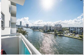 3000 S Ocean Dr, Unit 916 in Hollywood, FL - Foto de edificio - Building Photo