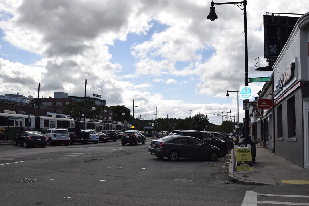 1914 Beacon St, Unit 1 in Boston, MA - Foto de edificio