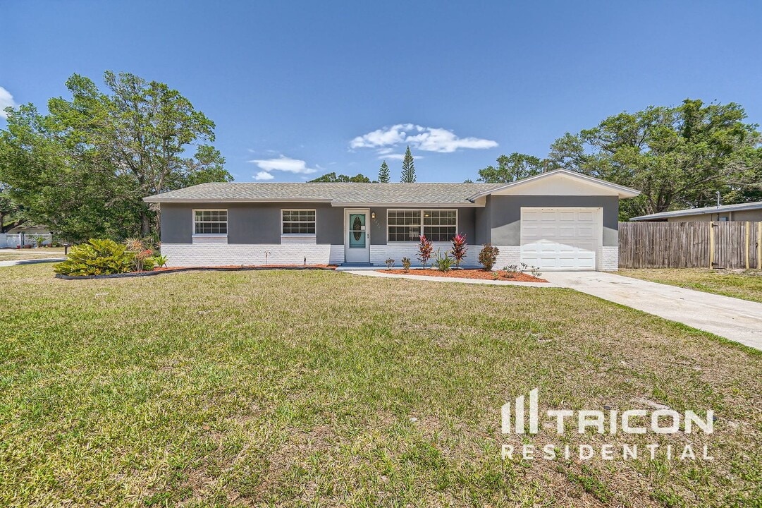 2730 Avocado Dr in Clearwater, FL - Building Photo