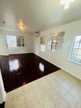 6725 Vineland Ave in Los Angeles, CA - Foto de edificio - Building Photo