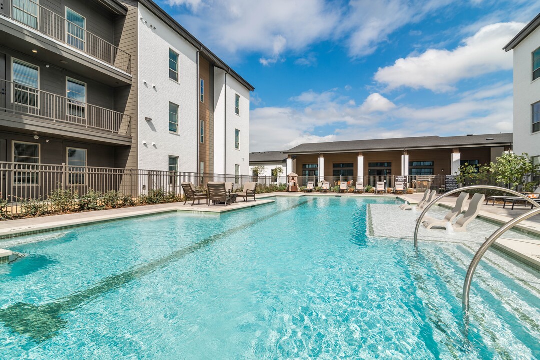 Album Benbrook 55+ Active Adult Apartment Homes in Benbrook, TX - Foto de edificio