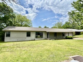 1827 S Broadway Blvd in Ada, OK - Building Photo