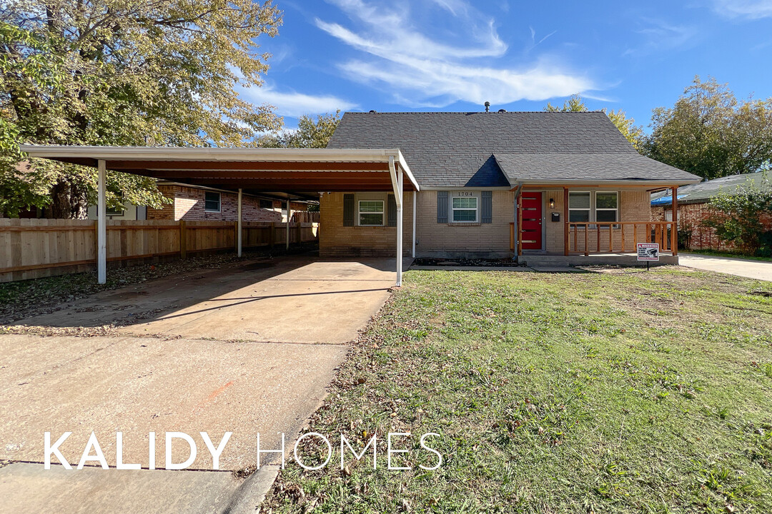 1704 City Ave in Moore, OK - Building Photo