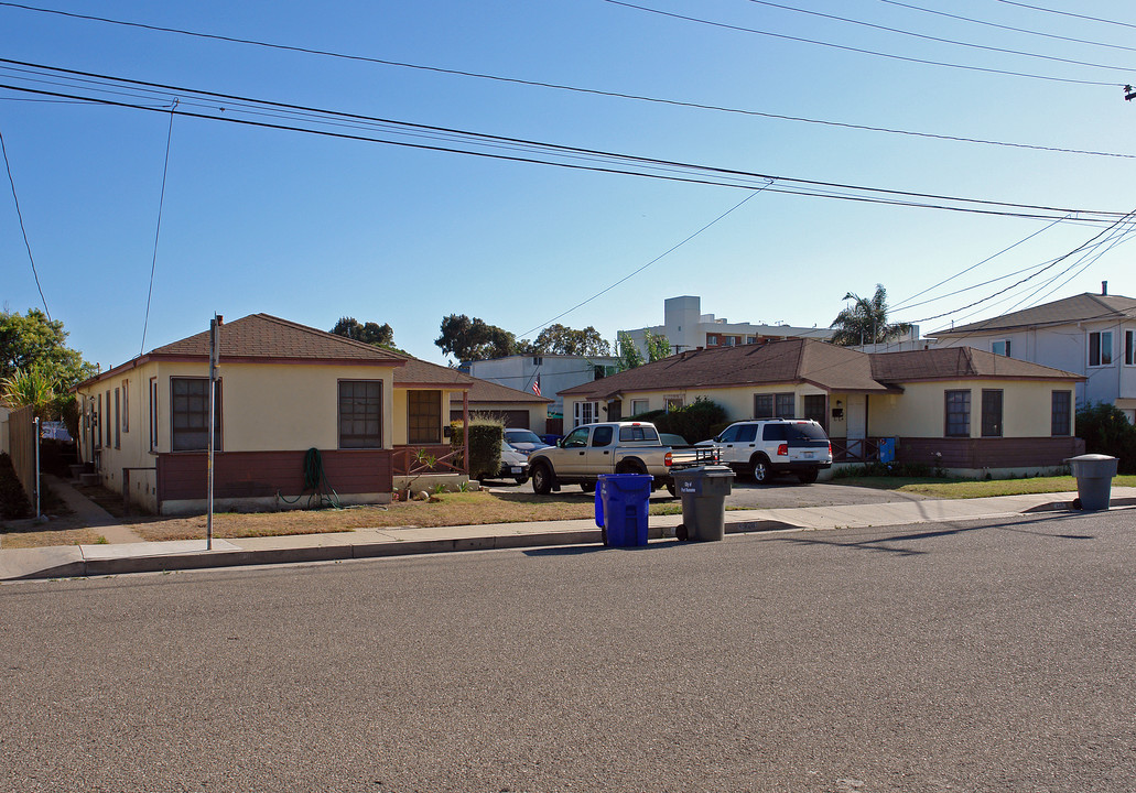 224-230 E Pearl St in Port Hueneme, CA - Building Photo