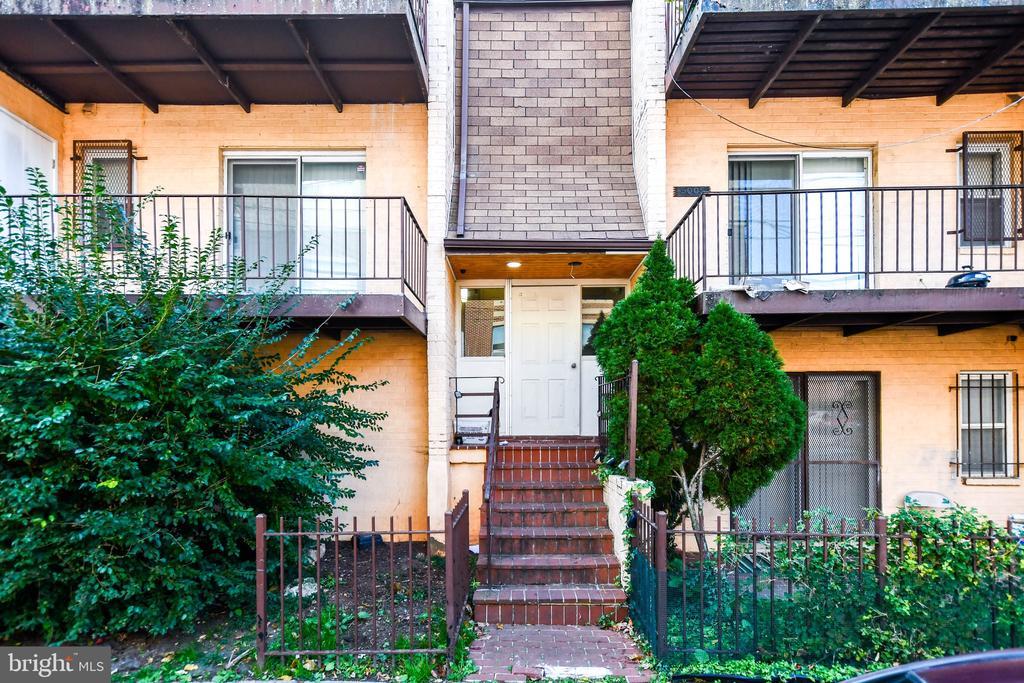 5005 D St SE in Washington, DC - Building Photo