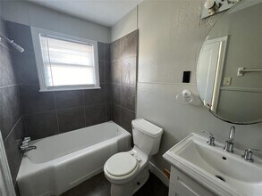 4020 Ursuline St-Unit -Rear in Galveston, TX - Building Photo - Building Photo