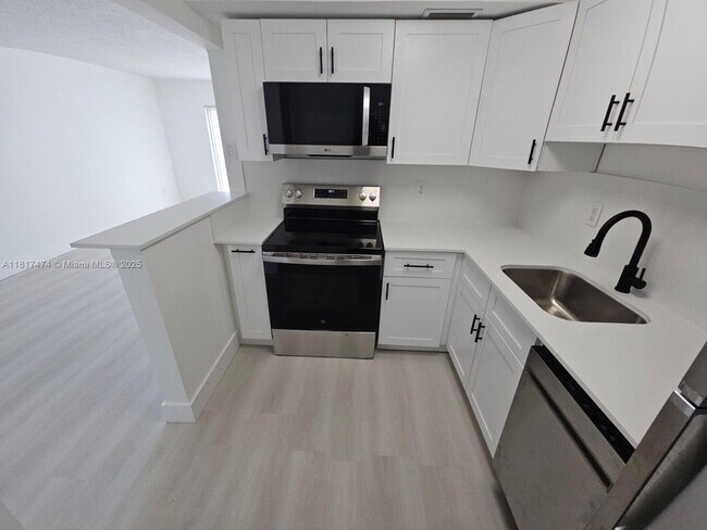 8101 Crespi Blvd in Miami Beach, FL - Building Photo - Building Photo