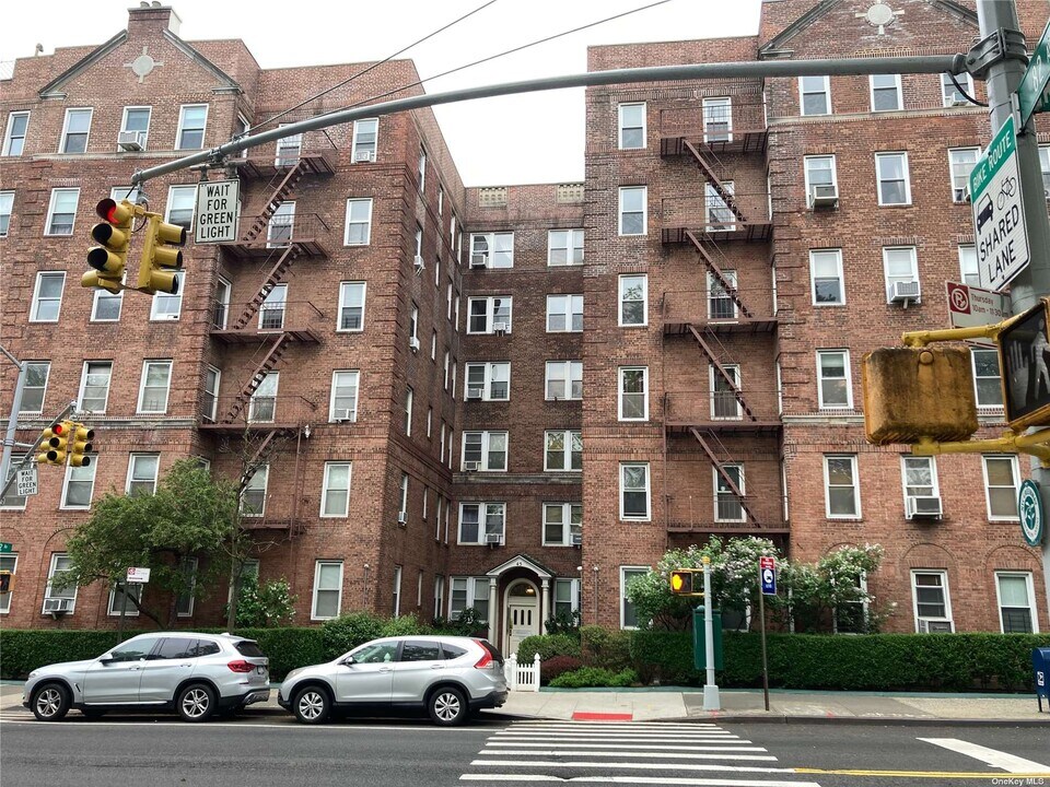 45 Kew Gardens Rd, Unit 5A in Queens, NY - Building Photo