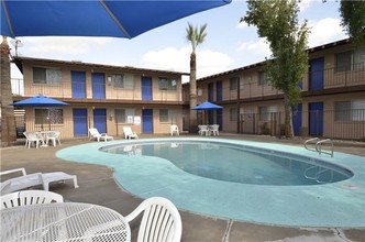 Chateau Gardens Apartments in Glendale, AZ - Building Photo - Building Photo