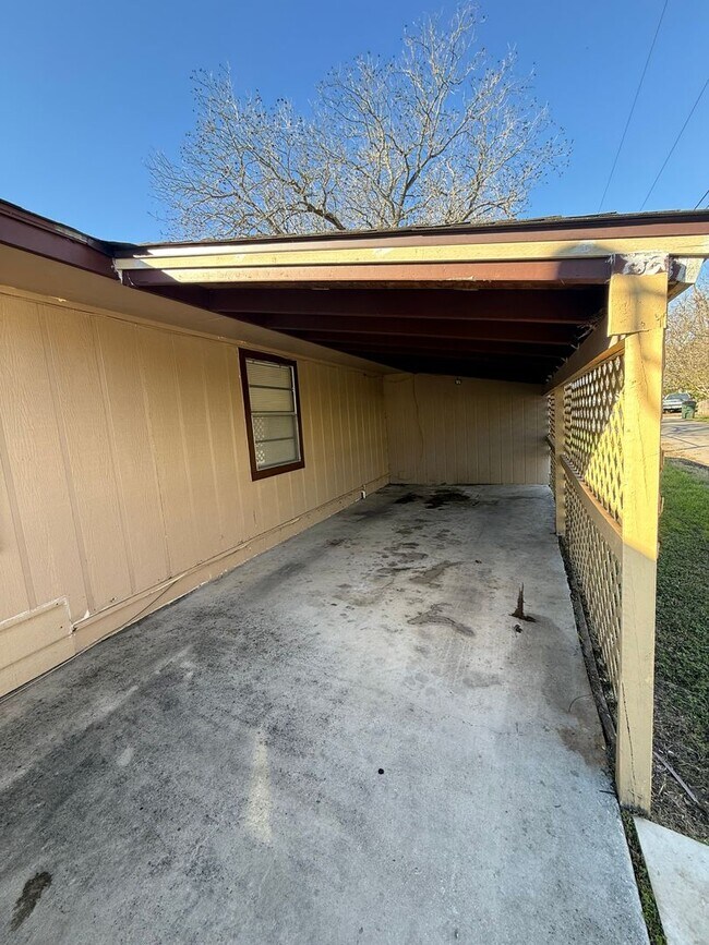 924 Pecan St in Seguin, TX - Building Photo - Building Photo