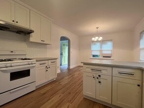 31 Evergreen Ln in New Hyde Park, NY - Building Photo - Building Photo