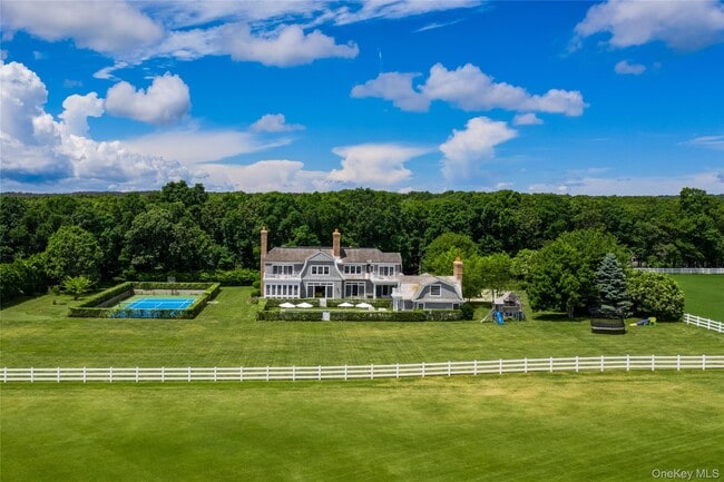 150 Water Mill Towd Rd in Water Mill, NY - Building Photo - Building Photo