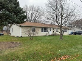 303 W Pieronnet St in Amboy, IL - Building Photo