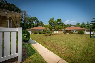 Crossland Apartments in St. Charles, MD - Foto de edificio - Building Photo