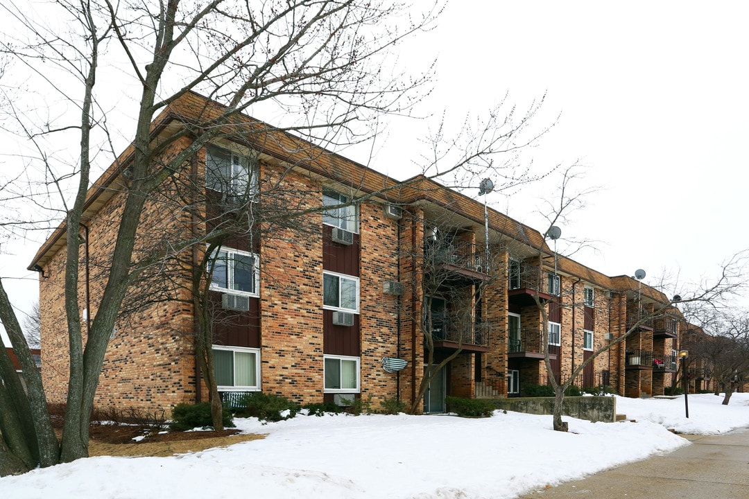 Highland Crossing Condominiums in Schaumburg, IL - Building Photo