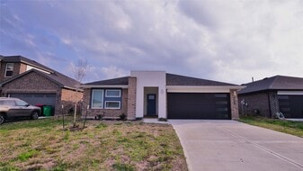 28915 Yachting Pt Ct in Fulshear, TX - Building Photo