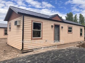 111 E Cottonwood Dr in Kalispell, MT - Building Photo