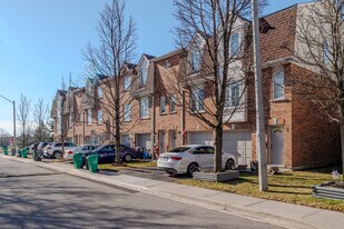 1525 S Parade Crt in Mississauga, ON - Building Photo