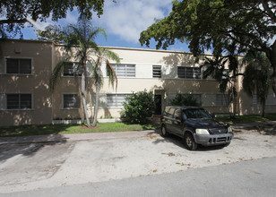 625-635 Santander Ave in Coral Gables, FL - Building Photo - Building Photo