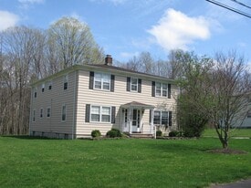 121 Pocono Rd in Brookfield, CT - Building Photo