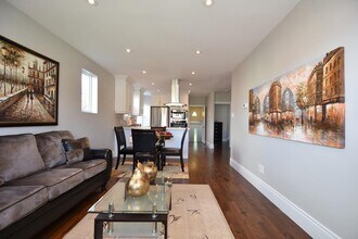 423 Cochrane Rd in Hamilton, ON - Building Photo - Building Photo