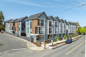 Steeple Townhomes in Portland, OR - Foto de edificio - Building Photo